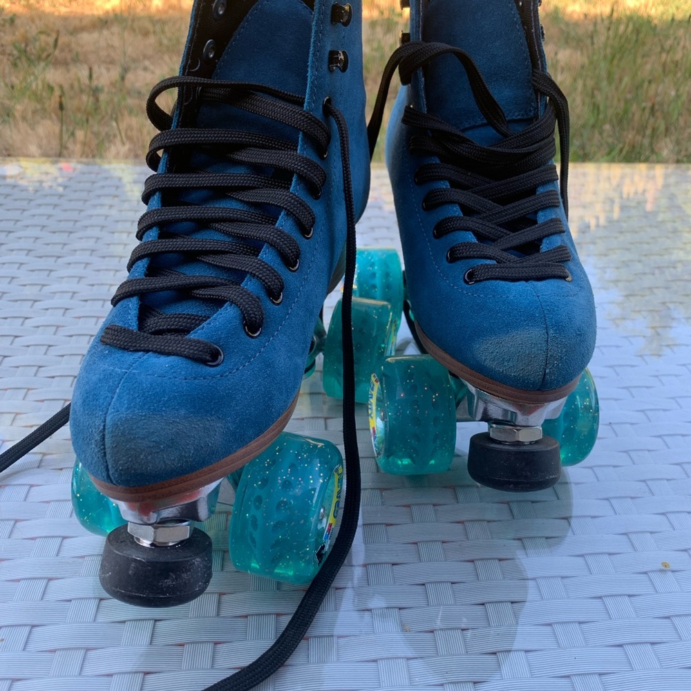 Moonlight roller skates
Orig:269.00 - Picture 8 of 16